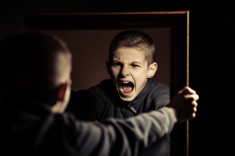 ילד כועס מול ראי - השלכות רגשיות של הפרעת קשב וריכוז