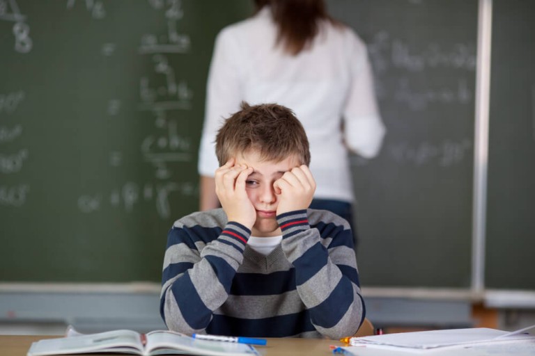ילד מתוסכל בשיעור בגלל ADHD